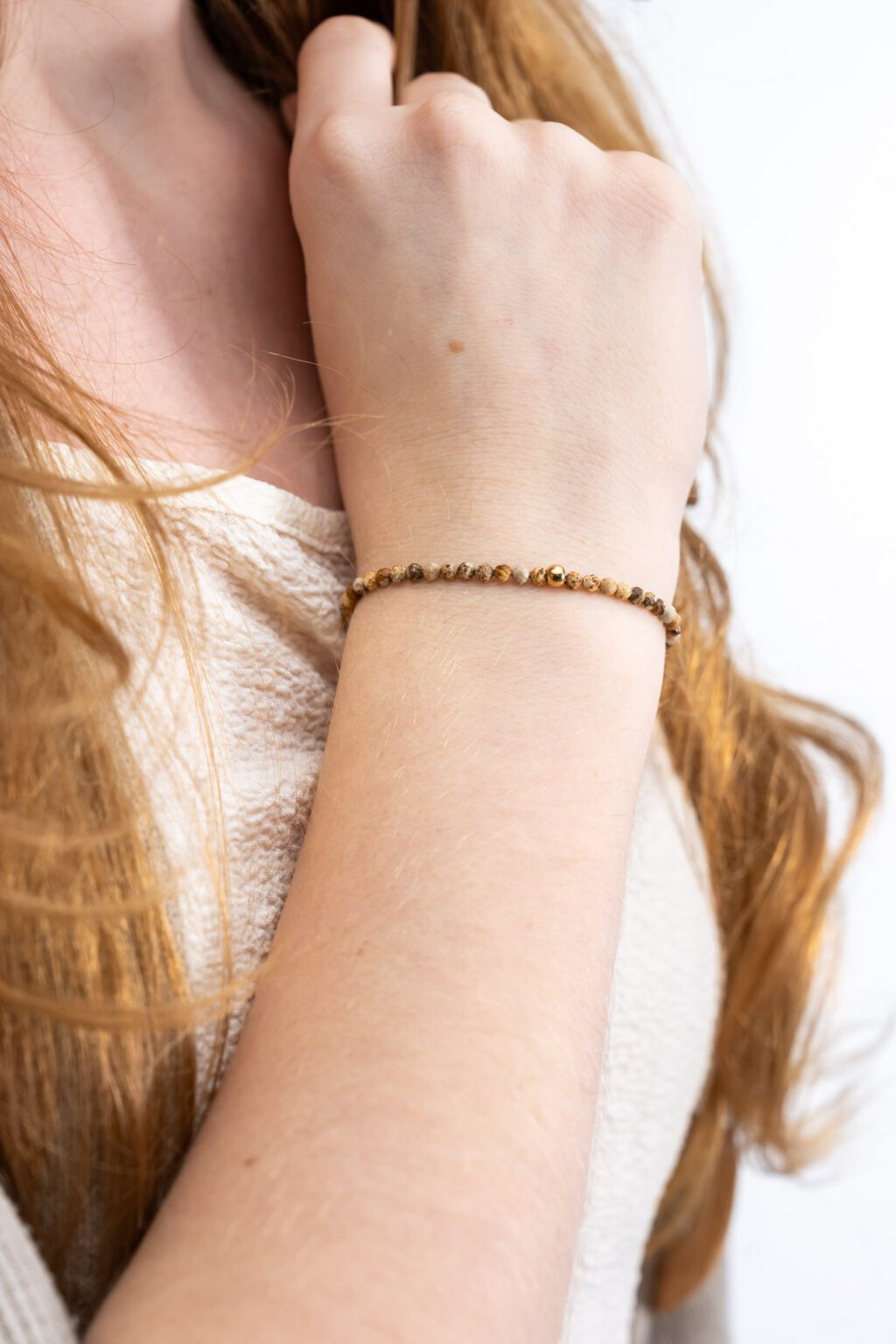 Ein Armband zu sehen aus dem Edelstein Landschafts Jaspis