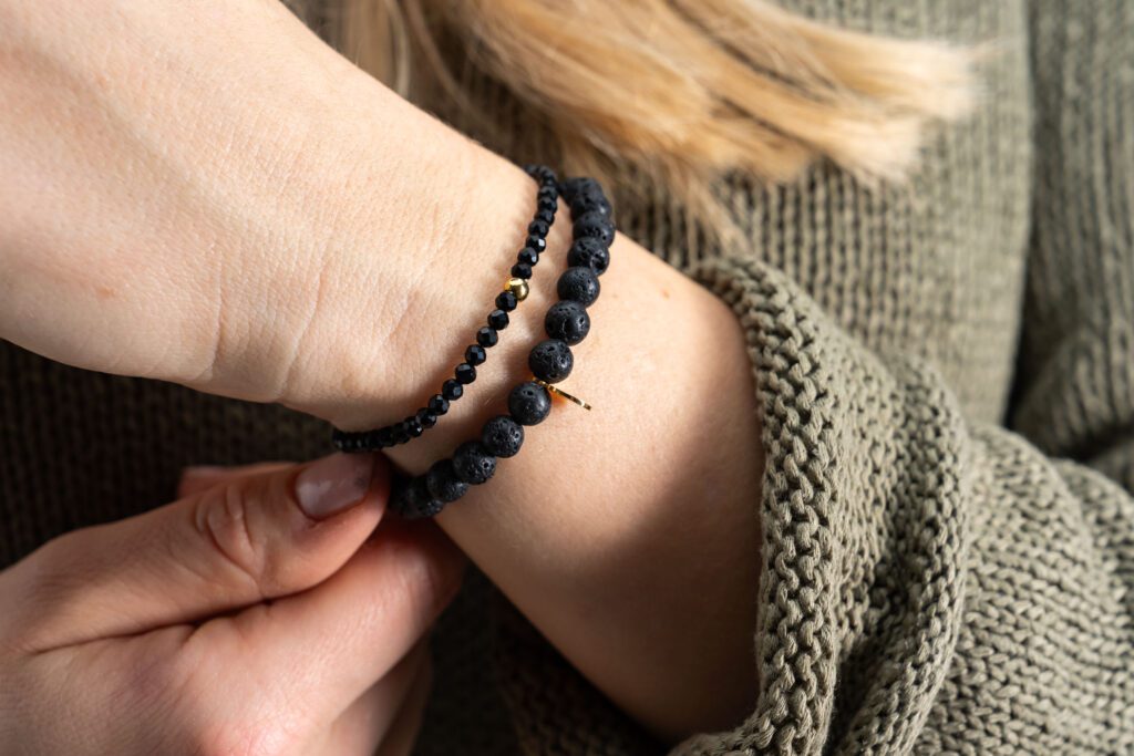 Ein Armband zu sehen aus dem Edelstein Onyx