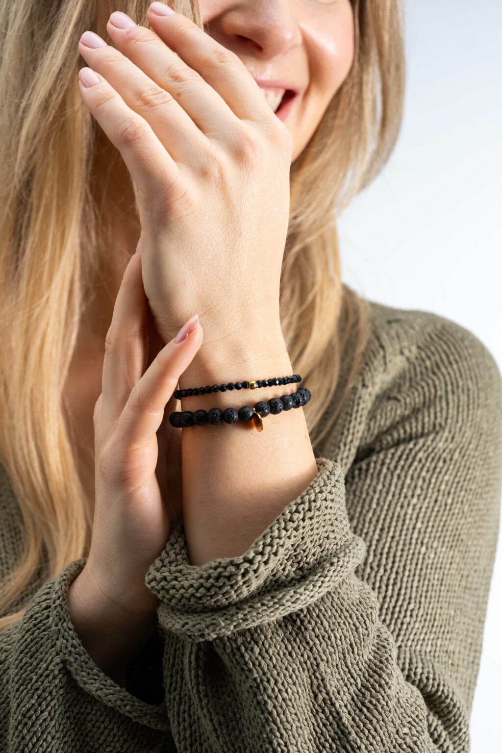 Ein Armband zu sehen aus dem Edelstein Onyx