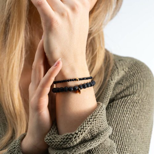 Ein Armband zu sehen aus dem Edelstein Onyx