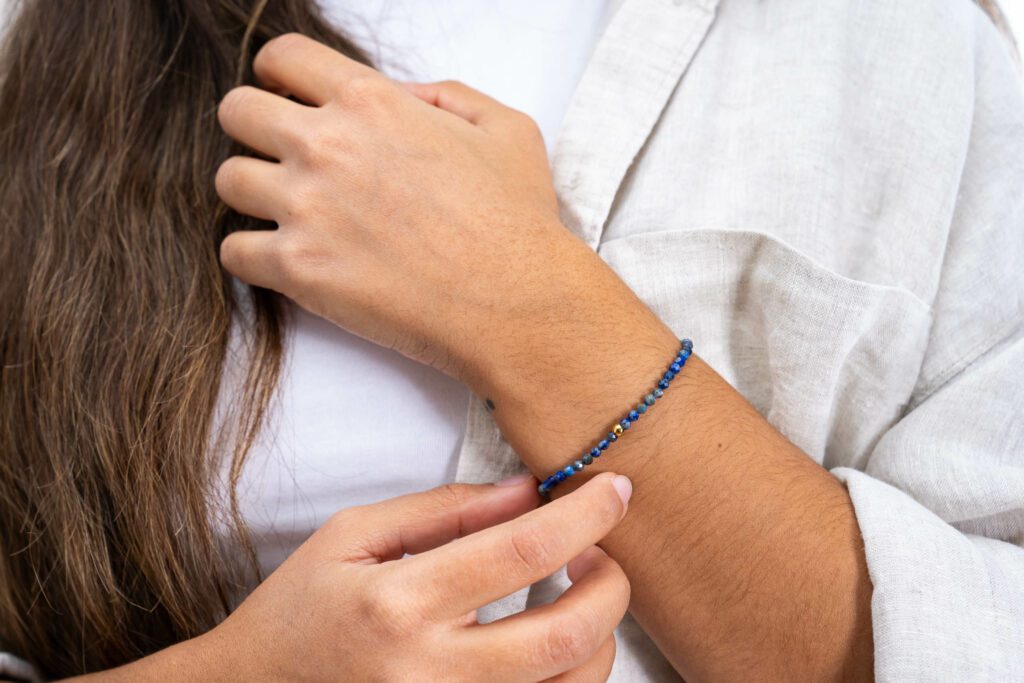 Ein Armband zu sehen aus dem Edelstein Lapislazuli