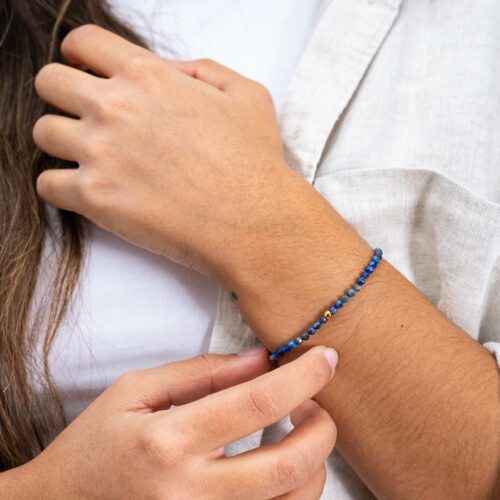 Ein Armband zu sehen aus dem Edelstein Lapislazuli