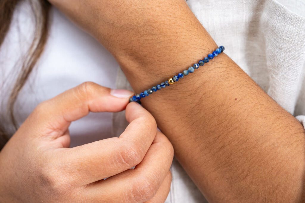 Ein Armband zu sehen aus dem Edelstein Lapislazuli