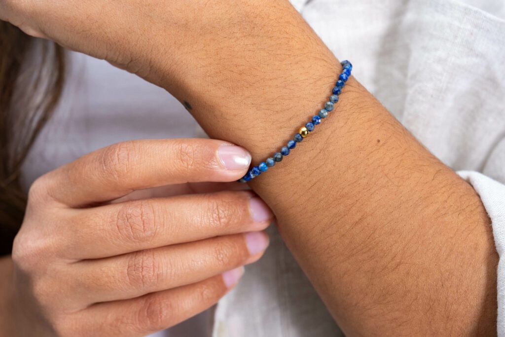 Ein Armband zu sehen aus dem Edelstein Lapislazuli