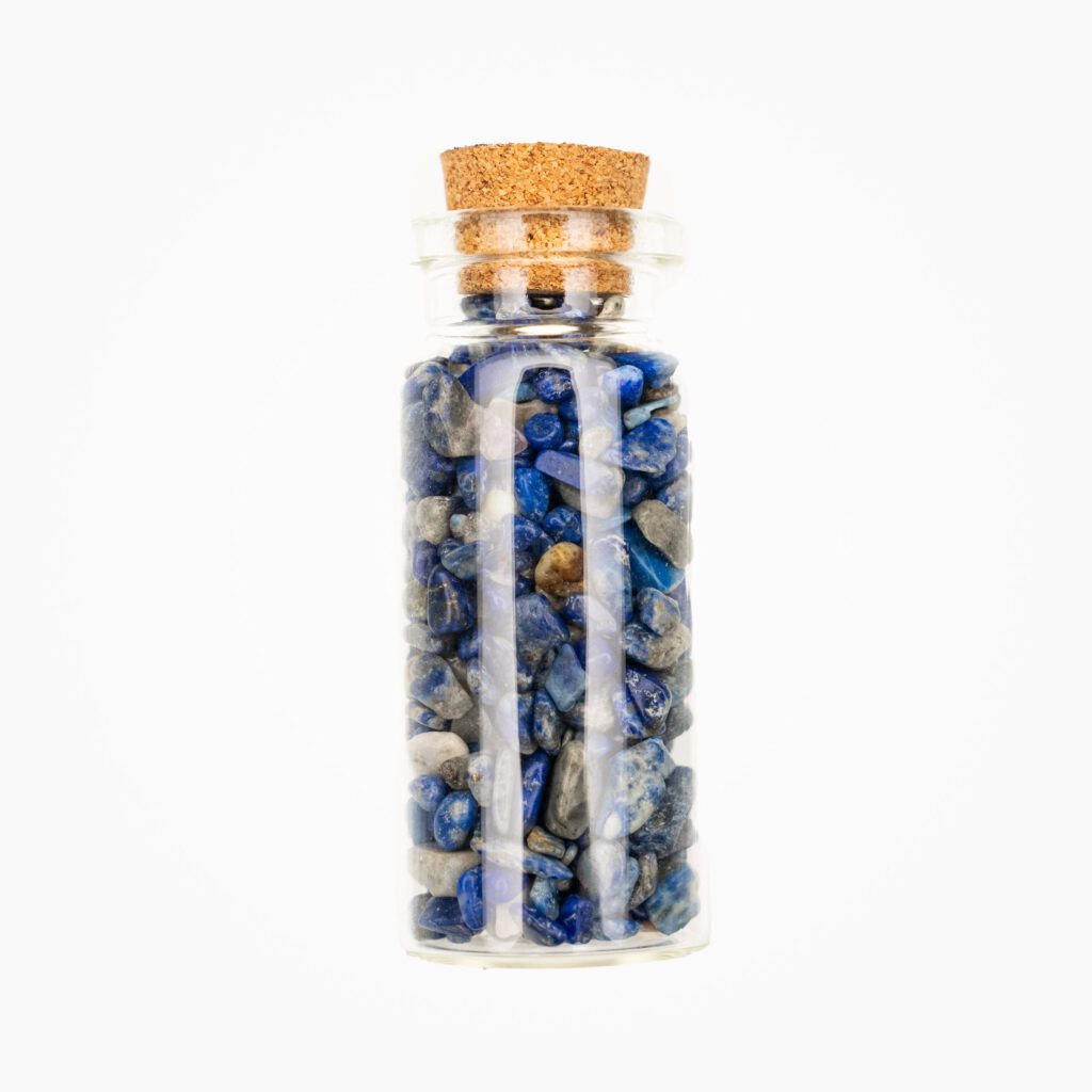 Eine Glasflasche gefüllt mit Lapislazuli